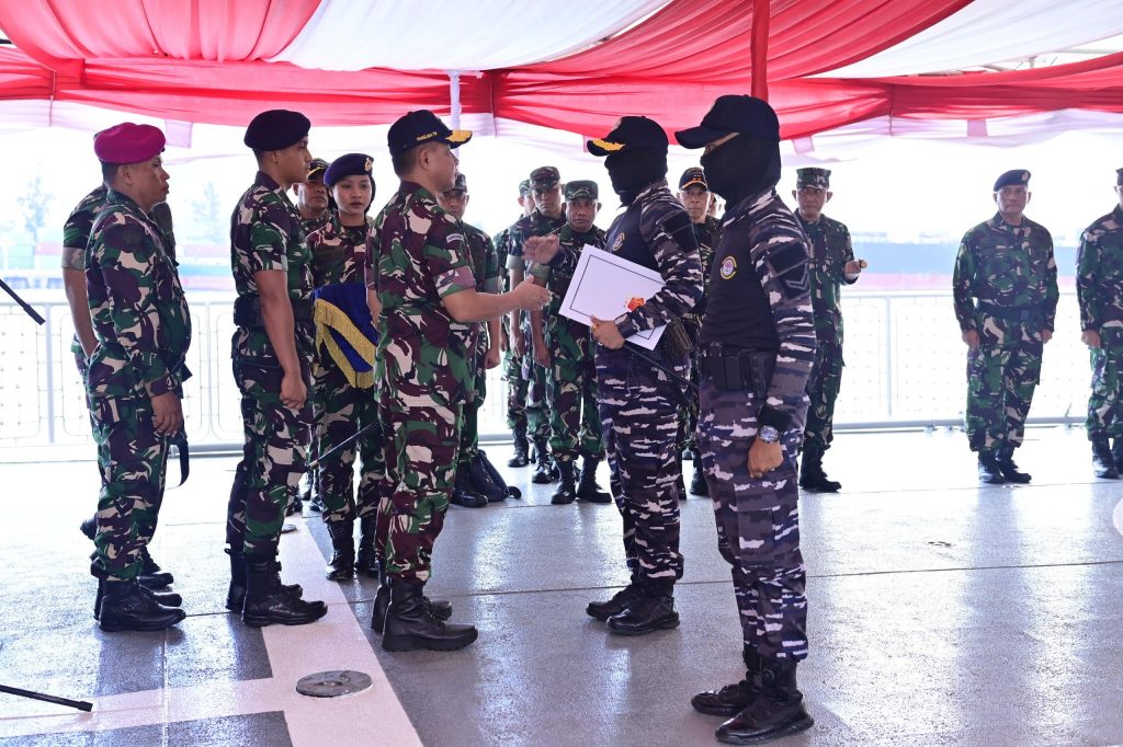 Panglima TNI, Jenderal TNI Agus Subiyanto memberikan penghargaan kepada 16 prajurit TNI Angkatan Laut atau Tim Tim Fleet Quick Response (F1QR) Lanal Tanjung Balai Karimun, Rabu (4/6).