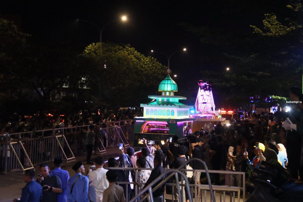 Sejumlah kendaraan hias menyemarakan pawai Takbir Idul Adha di Dataran Engku Hamidah, Kamis (5/6).