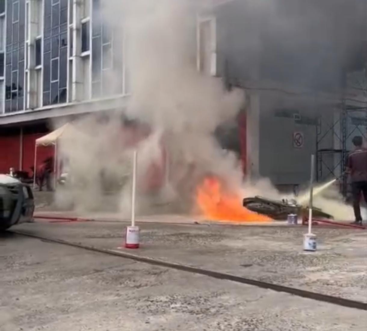 Sepeda motor jenis Suzuki Thunder saat terbakar di area SPBU Sungai Carang, Sabtu (7/6).