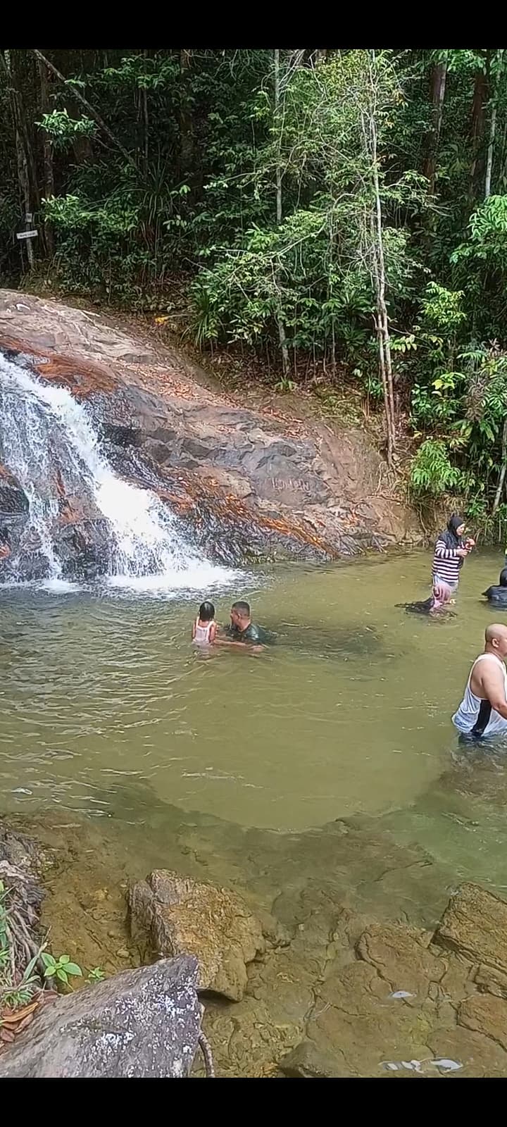 Wisata pemandian Batu Ampar, Minggu (8/6).