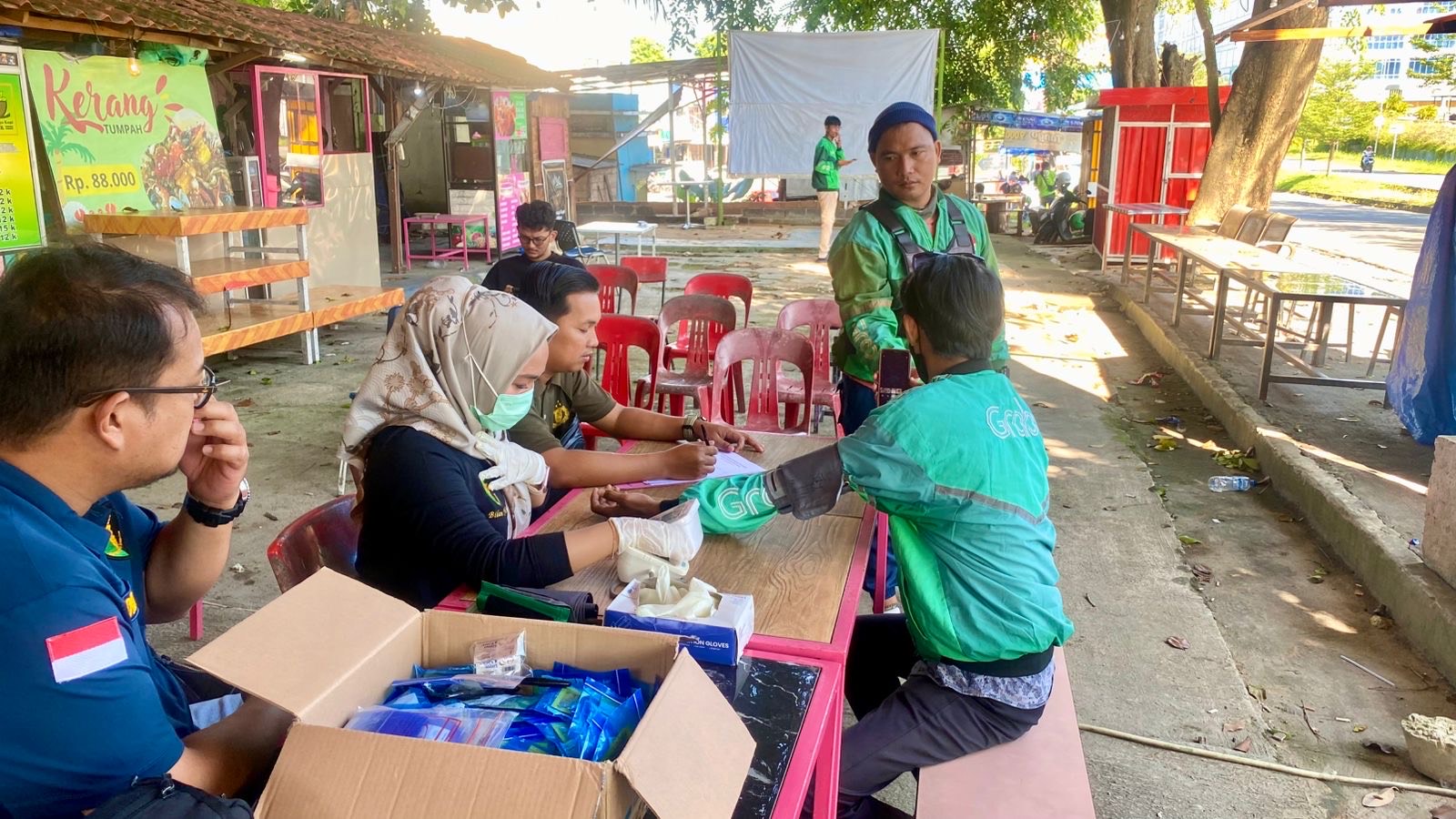 Sidokkes Polresta Barelang melakukan pemeriksaan kesehatan driver ojek online, Sabtu (7/6).