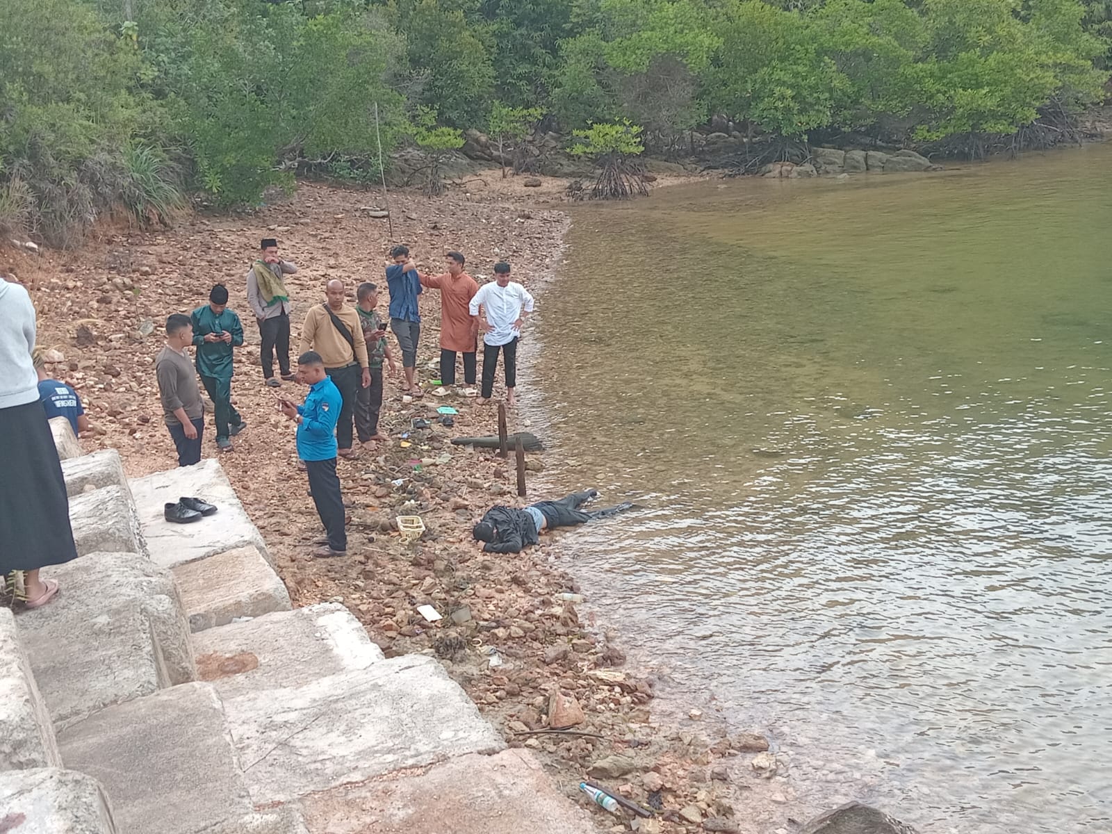 Petugas saat mengevaluasi jasad korban yang diduga loncat dari Jembatan I Barelang.