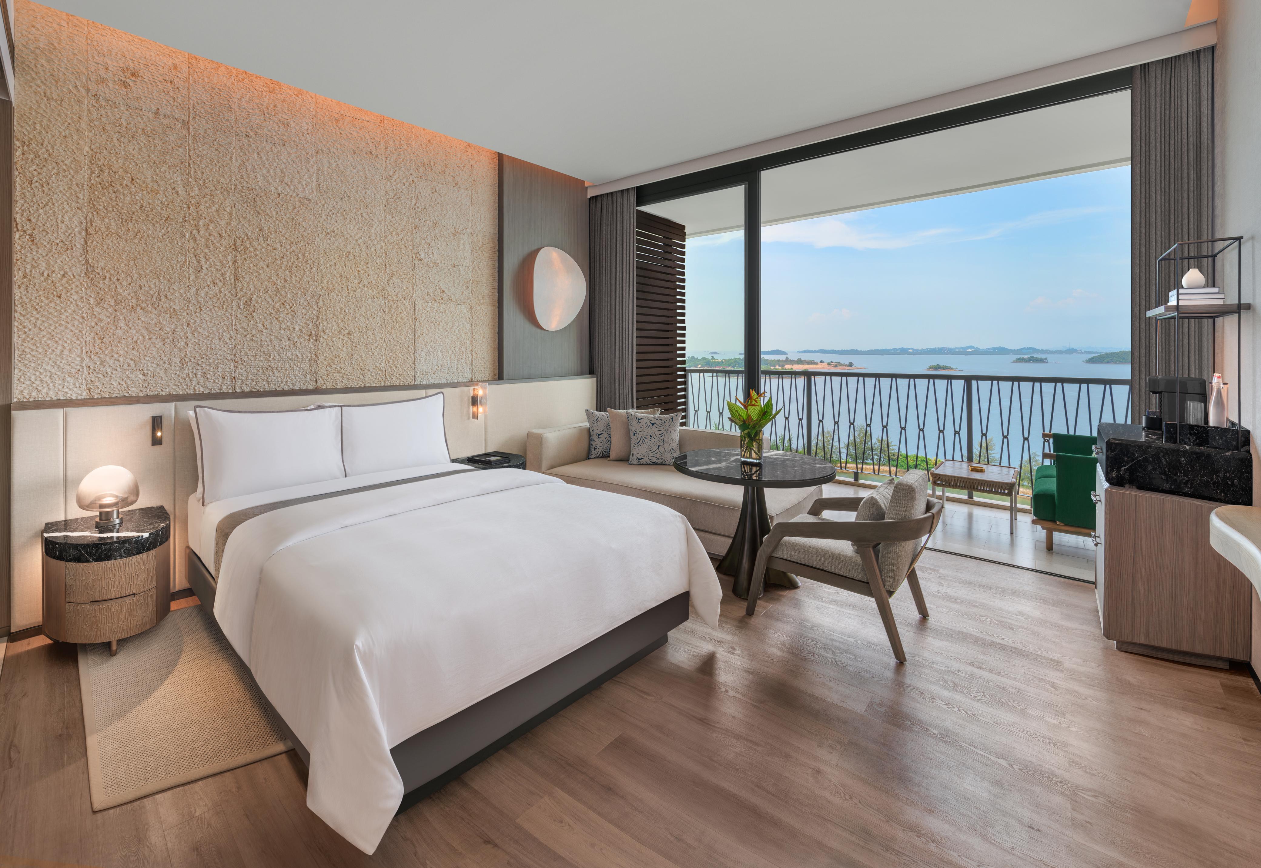 SALAH satu ruangan di The Westin Resort di Pulau Nirup, Batam. Pemandangannya langsung menghadapi Selat Singapura.