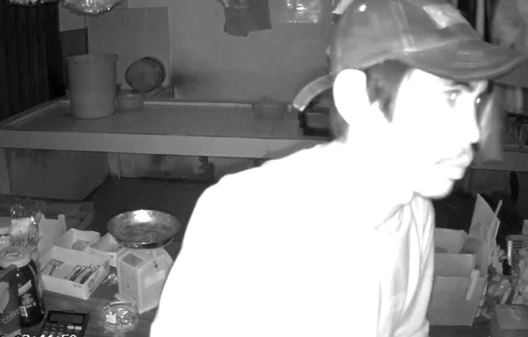 Pelaku pencurian terekam CCTV saat sedang beraksi di Toko Sayur di Jalan Sultan Machmud, Jumat (6/6) dinihari.