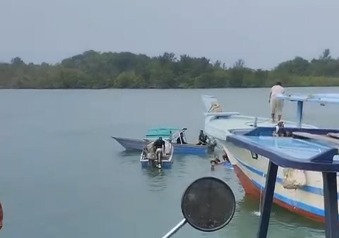 Proses evakuasi penumpang kapal pompong yang tenggelam di perairan depan Dermaga Pantai Indah, Kijang, Kecamatan Bintan Timur pada Senin (9/6/2025) siang.