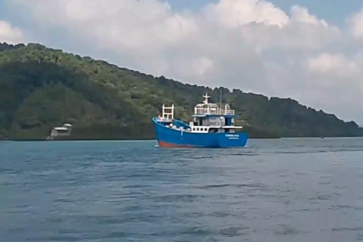 Kapal pengangkut BBM saat bertolak dari Tarempa menuju Selat Lampa untuk mengambil pasokan BBM.