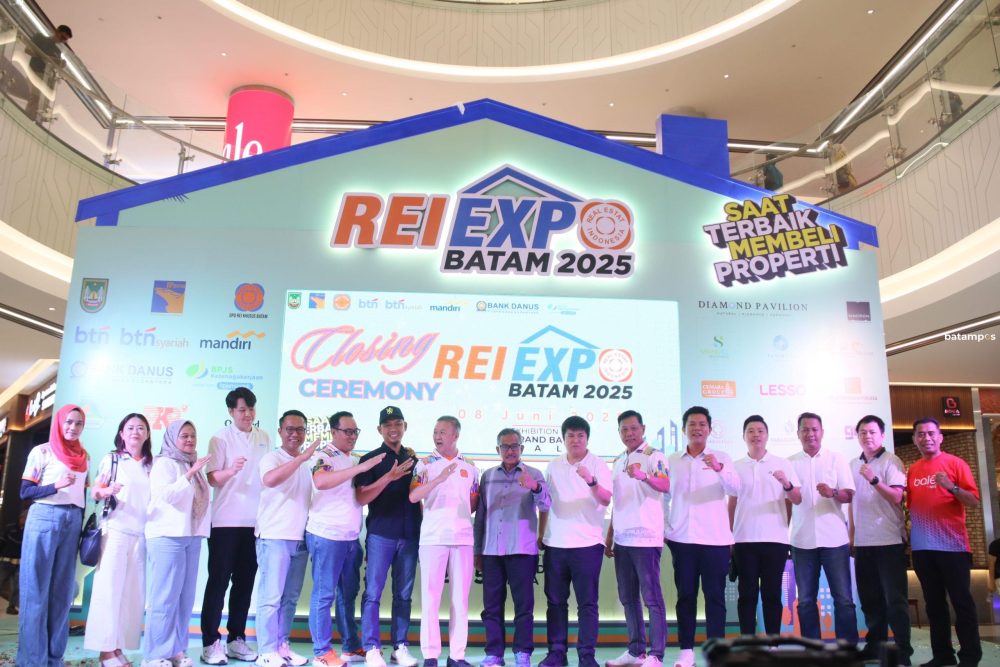 Ketua DPD REI Batam Robinson Tan bersama pengurus memberikan cenderamata kepada Sekda Kota Batam Jefridin pada penutupan REI Expo 2025 di Grand Batam Mall, Minggu (8/6).