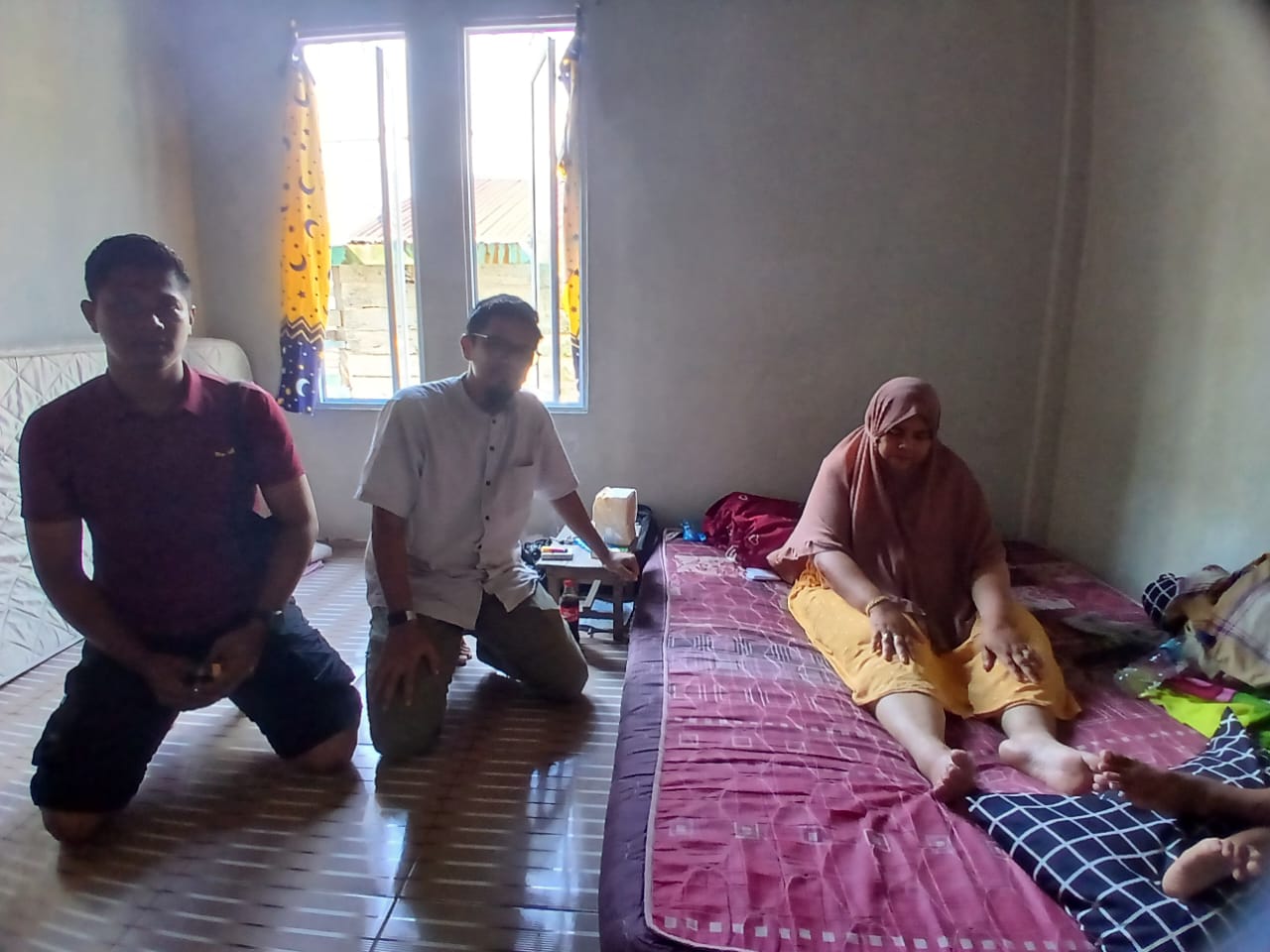Korban, Kartika (kanan) saat menerima kunjungan dari Manager PLN Anambas, Ade Listrian (dua dari kiri) usai alami kecelakaan tunggal akibat terkena kabel listrik.