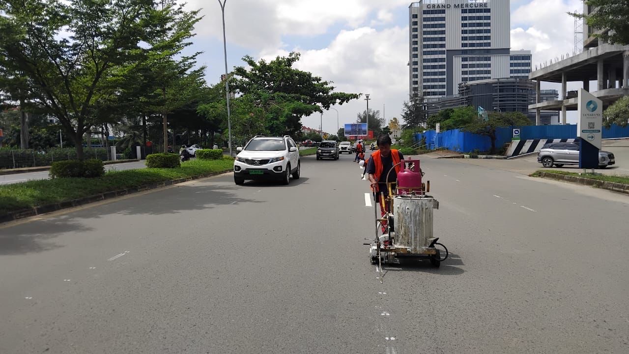 Pemasangan marka jalan di wilayah Batam Centre.