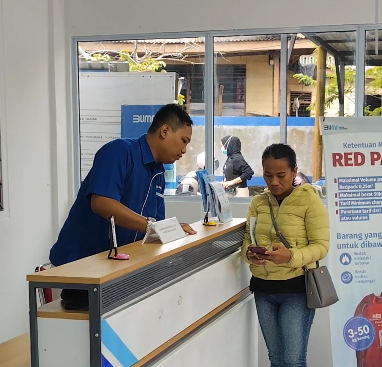 Calon penumpang saat menanyakan informasi tiket kapal di Kantor Pelni Tanjungpinang.