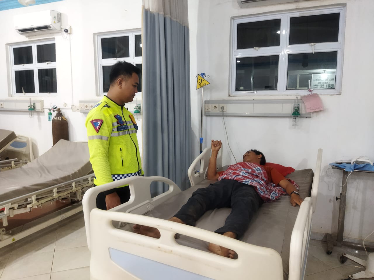 Satria saat mendapat perawatan di rumah sakit.