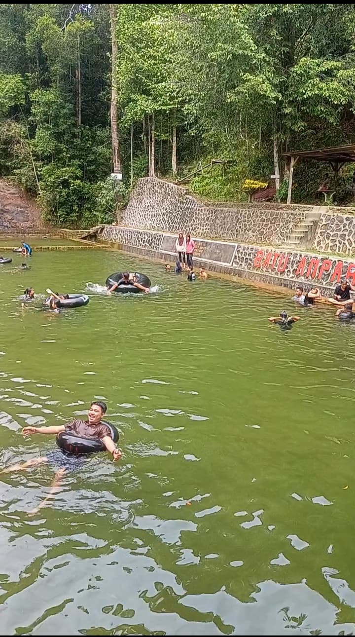 Tempat Wisata Pemandian Batu Ampar yang terletak di Desa Batu Kacang Kecamatan Singkep.