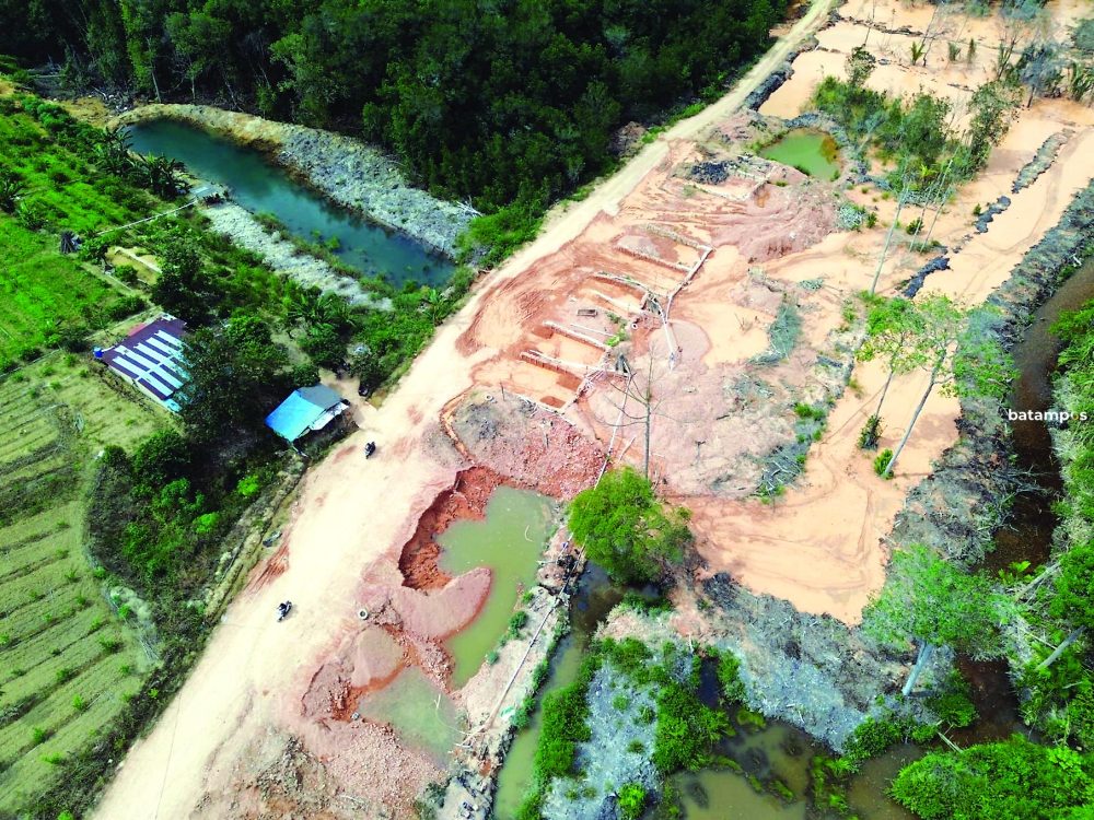 Kerusakan kawasan hutan di Nongsa yang diakibatkan oleh aktivitas tambang pasir ilegal. Lambannya penanganan berbagai kasus lingkungan turut dipengaruhi transisi kelembagaan di tingkat pusat.