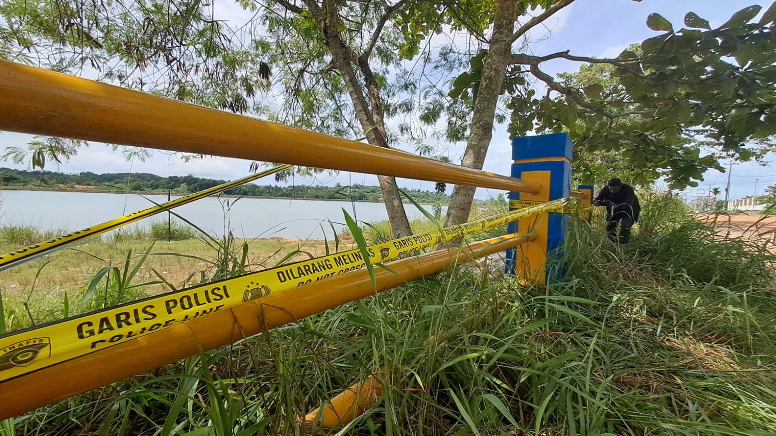 Lokasi ditemukan pria tewas gantung diri di pohon dekat Waduk Kolong Enam, Kijang, Kecamatan Bintan Timur, digaris polisi, Rabu (11/6/2025) pagi.