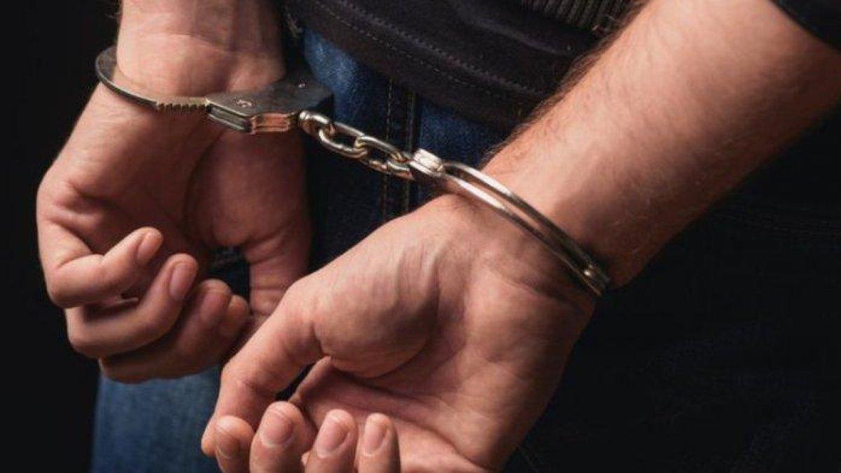 Ilustrasi pria ditangkap dan diborgol.