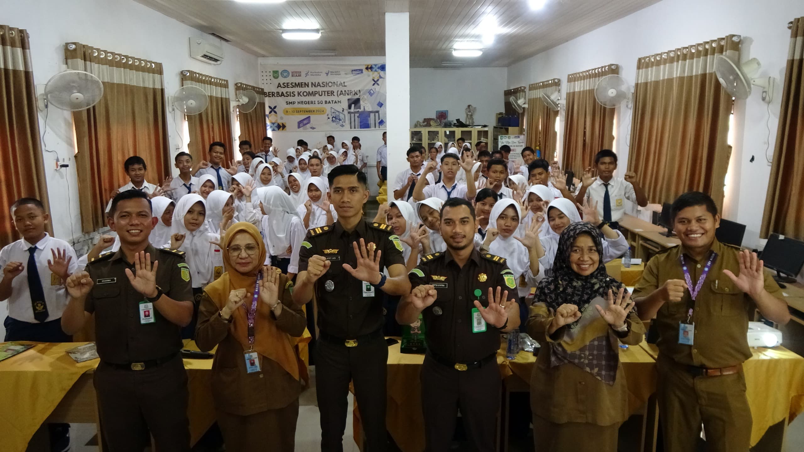 Kejari Batam memberikan edukasi bahaya judi online kepada pelajar di SMP 50 Batam.