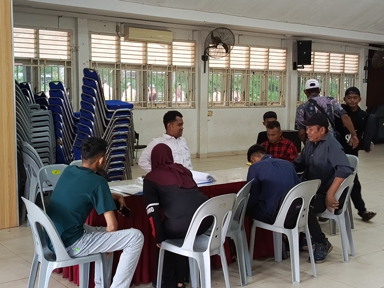Posko pelayanan SPMB SMKN I Batam ramai didatangi orangtua dan peserta pendaftaran SPMB.