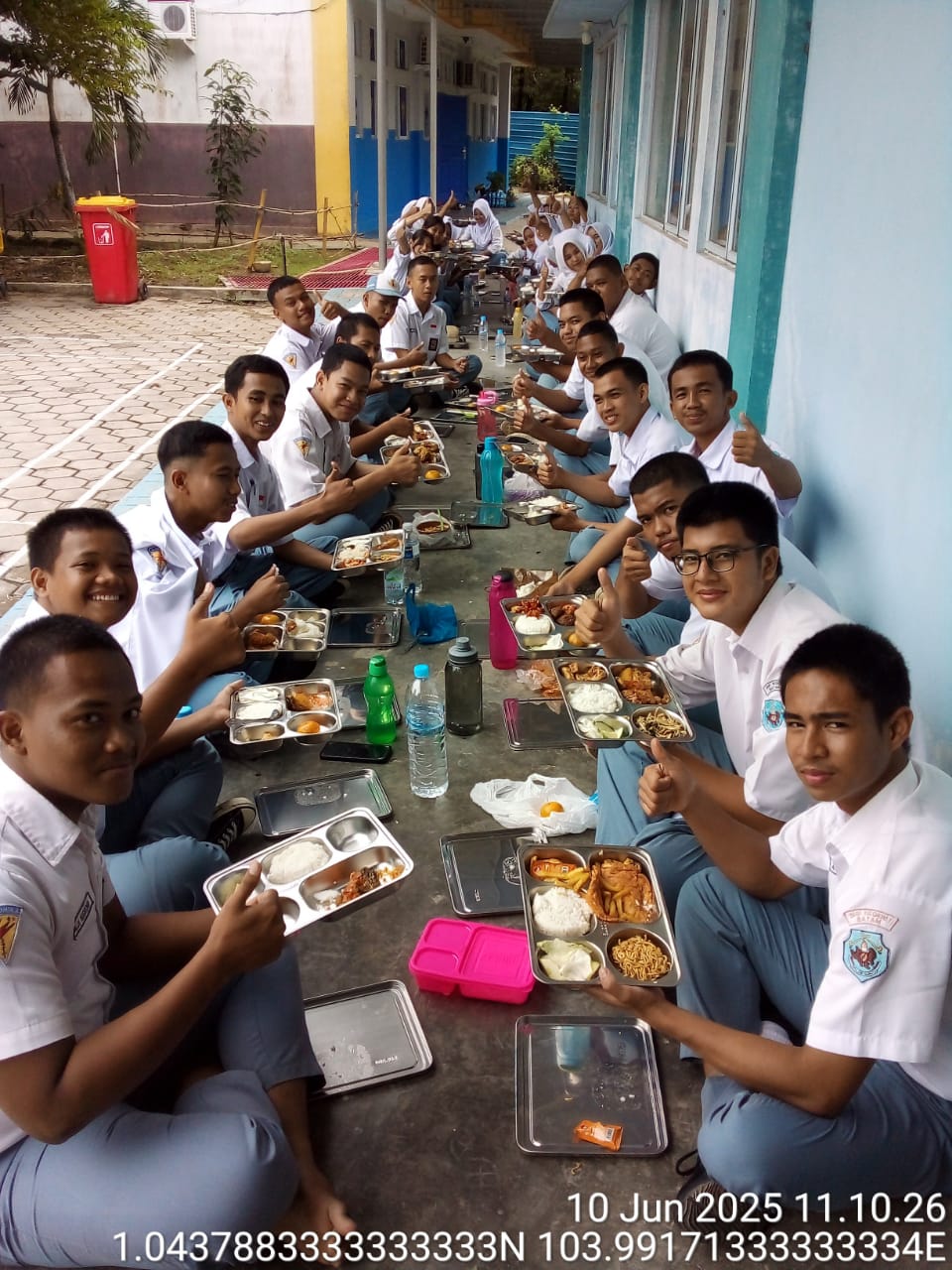 Siswa SMKN 1 Batam menikmati MBG.