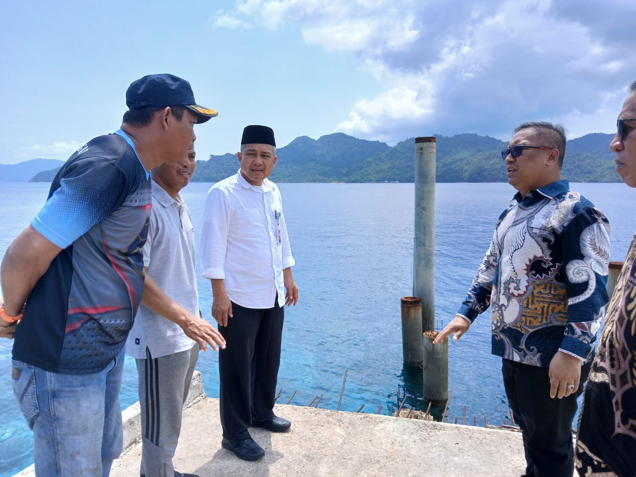 Dishub Anambas mendampingi Wagub Kepri saat meninjau lokasi pembangunan Pelabuhan Multupurpose di Teluk Read. Untuk tahun ini, BPTD Kepri menunda pembangunan pelabuhan ini karena efesiensi anggaran.