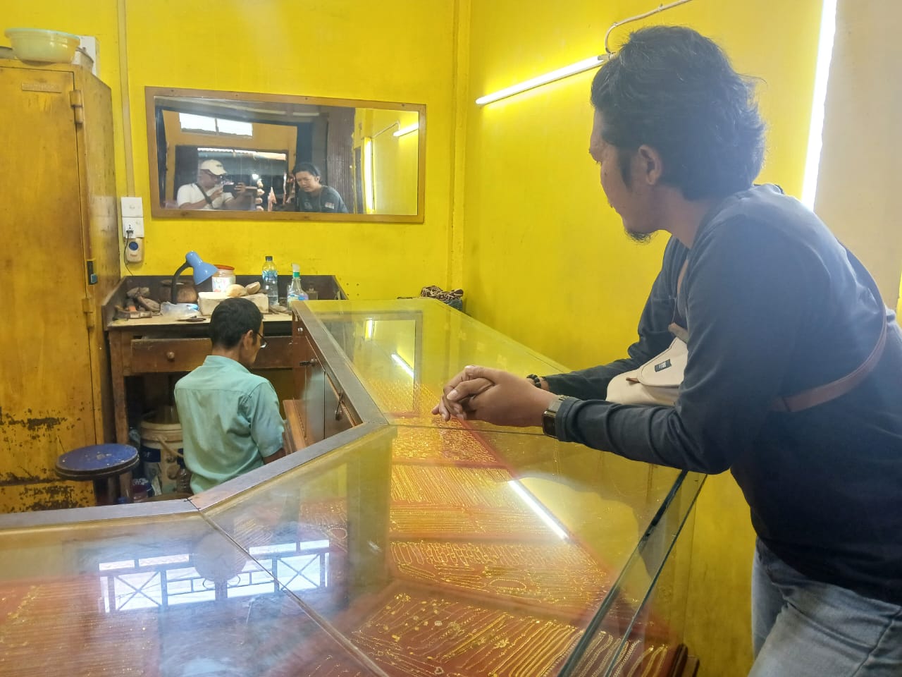 Kondisi Toko Mas Batang Hari di Tarempa, Kabupaten Anamabas. Sudah memasuki pertengahan tahun, penjualan perhiasan emas merosot tajam.