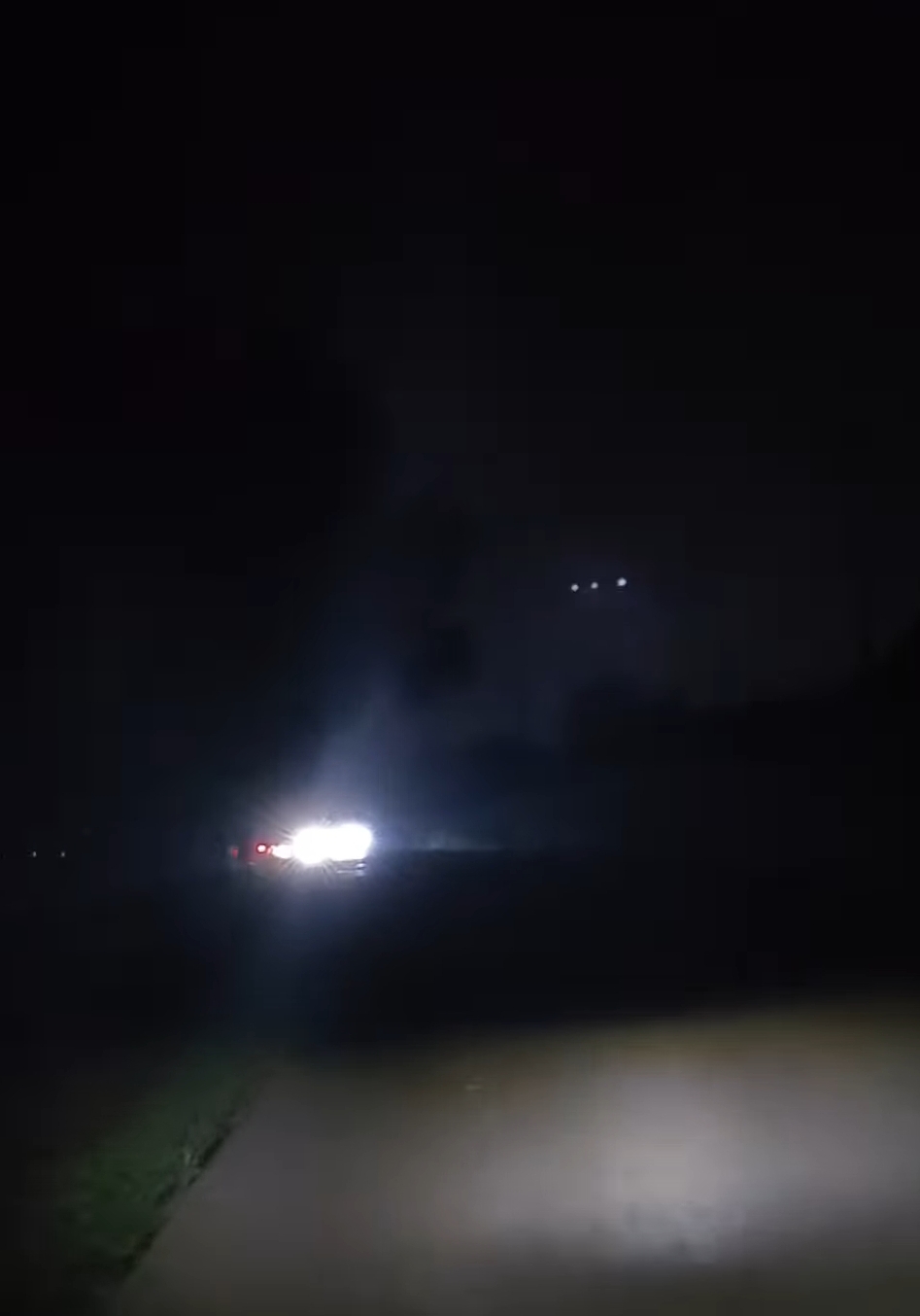 Jalan menuju kampung Bagan Seibeduk gelap di malam hari karena PJU tidak berfungsi. 