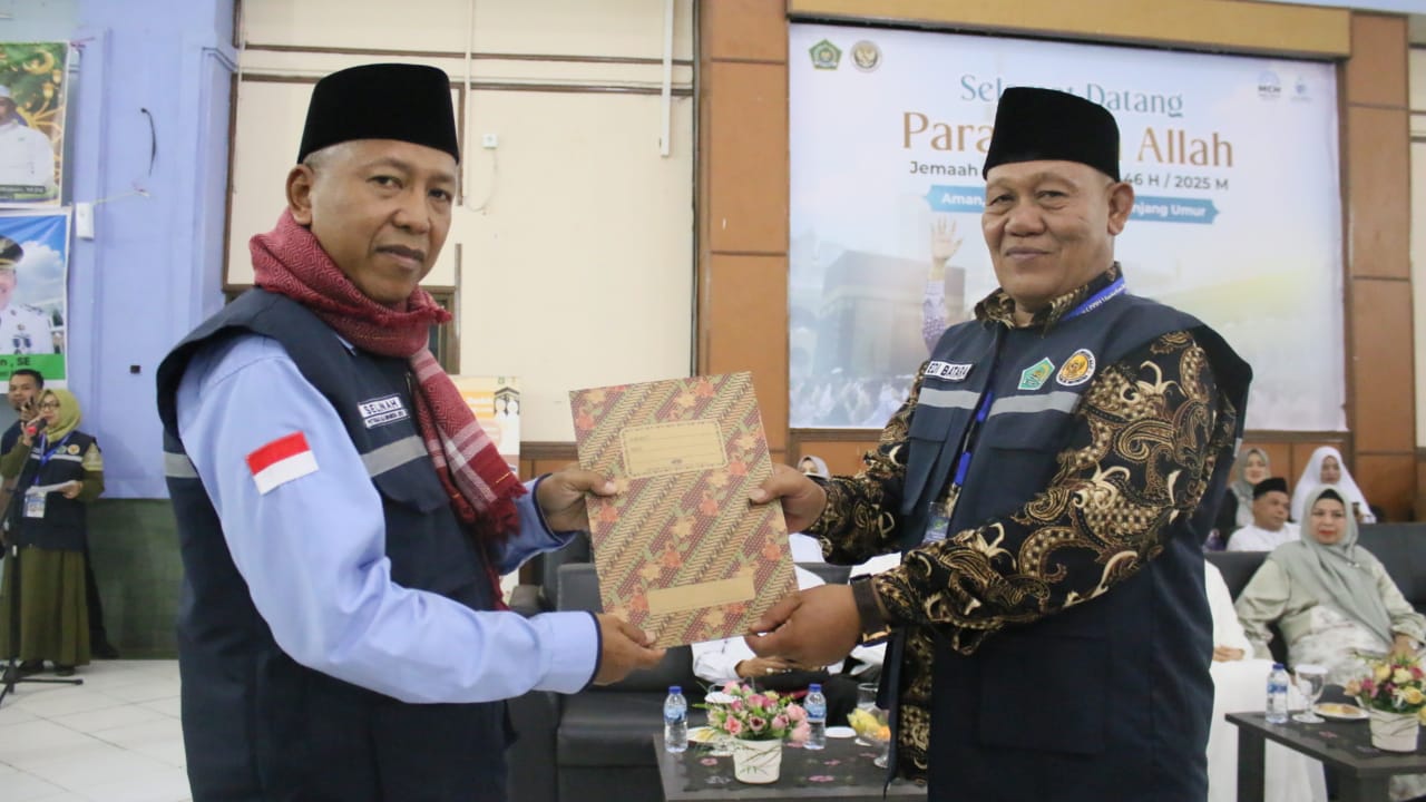 Kepala Bidang Penerimaan Jemaah Haji PPIH Debarkasi Batam, Edi Batara menyambut kepulangan Jemaah Haji (JH) Kloter 1 Debarkasi Batam yang tiba di tanah air, Kamis (12/6) malam lalu.