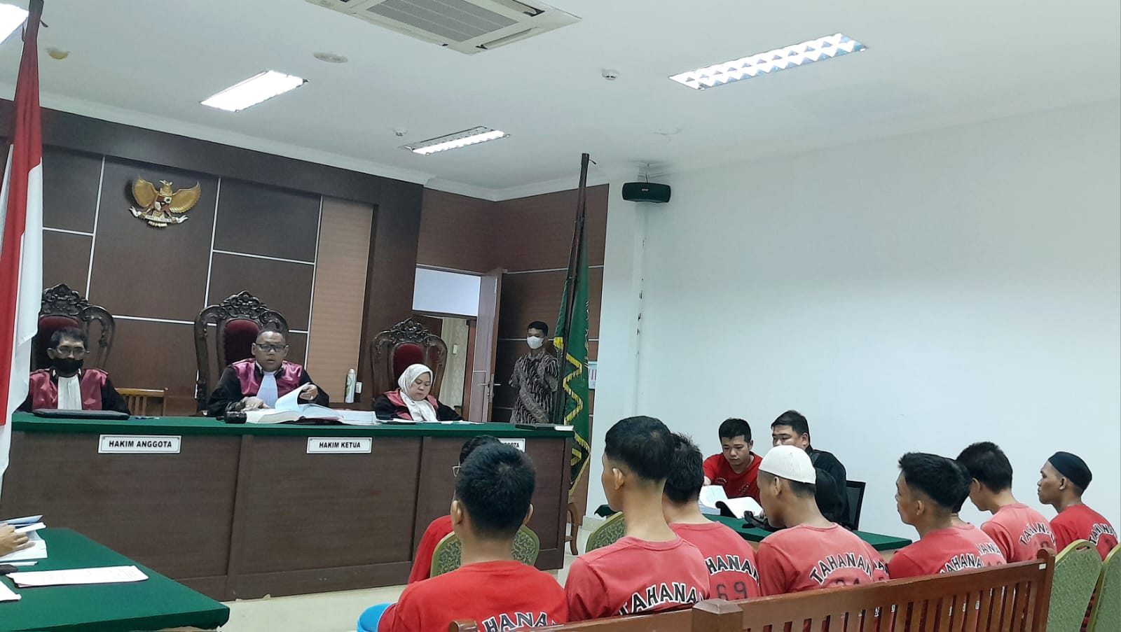 Para terdakwa saat mengikuti sidang.