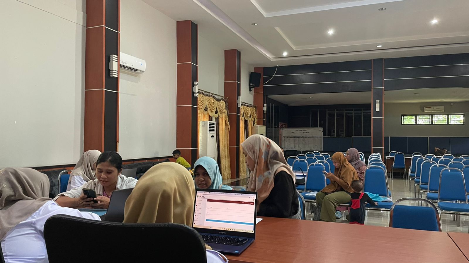 Sejumlah orang tua berkonsultasi saat mendaftarkan anaknya melalui SPMB jalur domisili untuk jenjang SD.