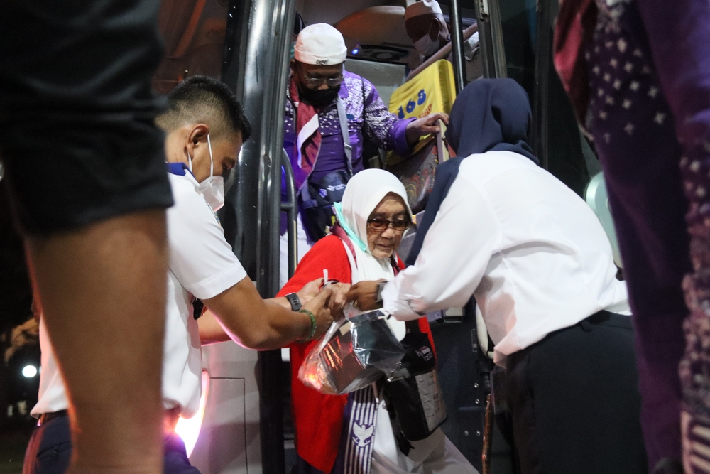 Jemaah haji kloter pertama debarkasi Batam tiba di Asrama Haji Batam, Kamis (12/6).
