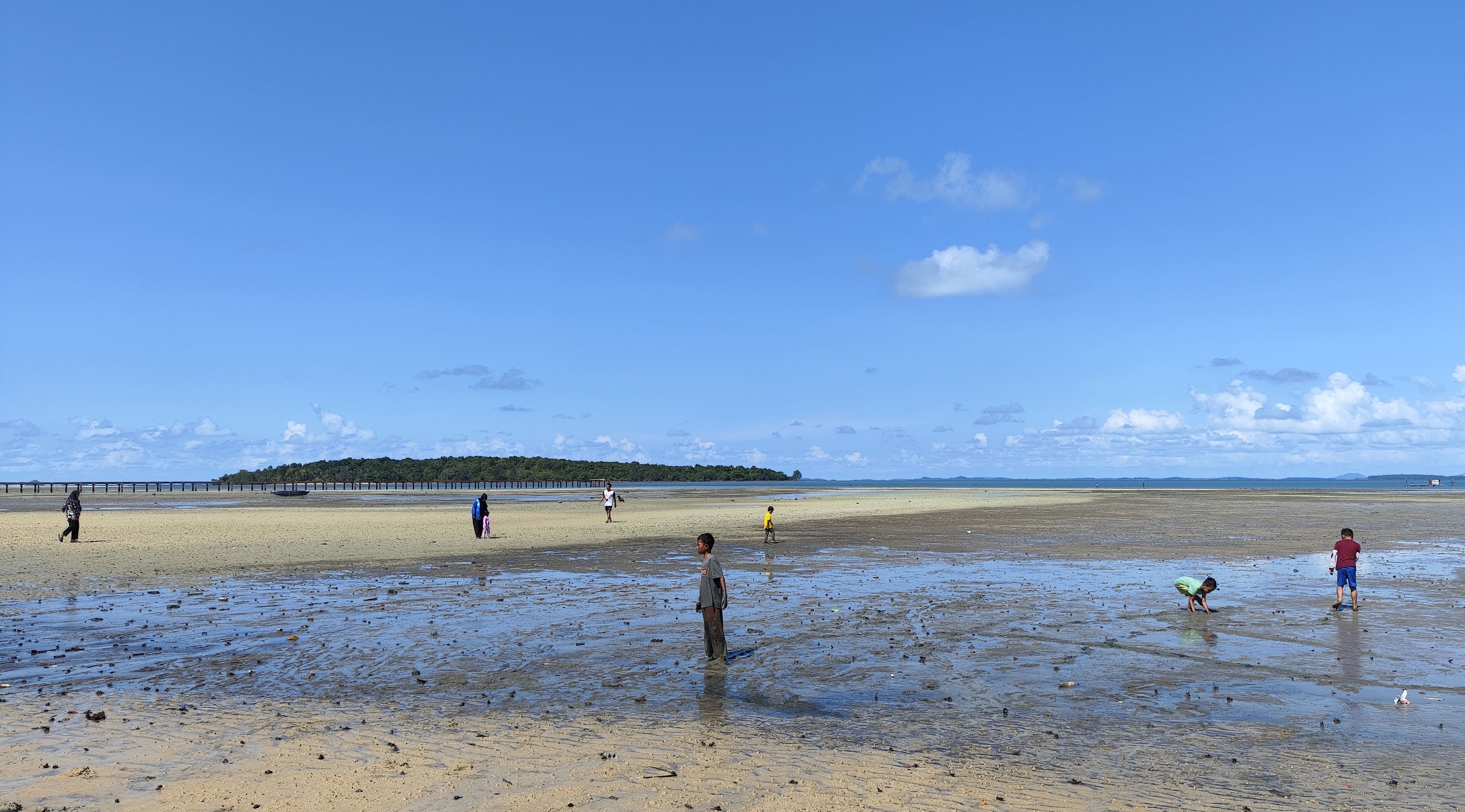 Pantai Gaseng Dompak Tanjungpinang yang menawarkan ketenangan dan keindahan alam.