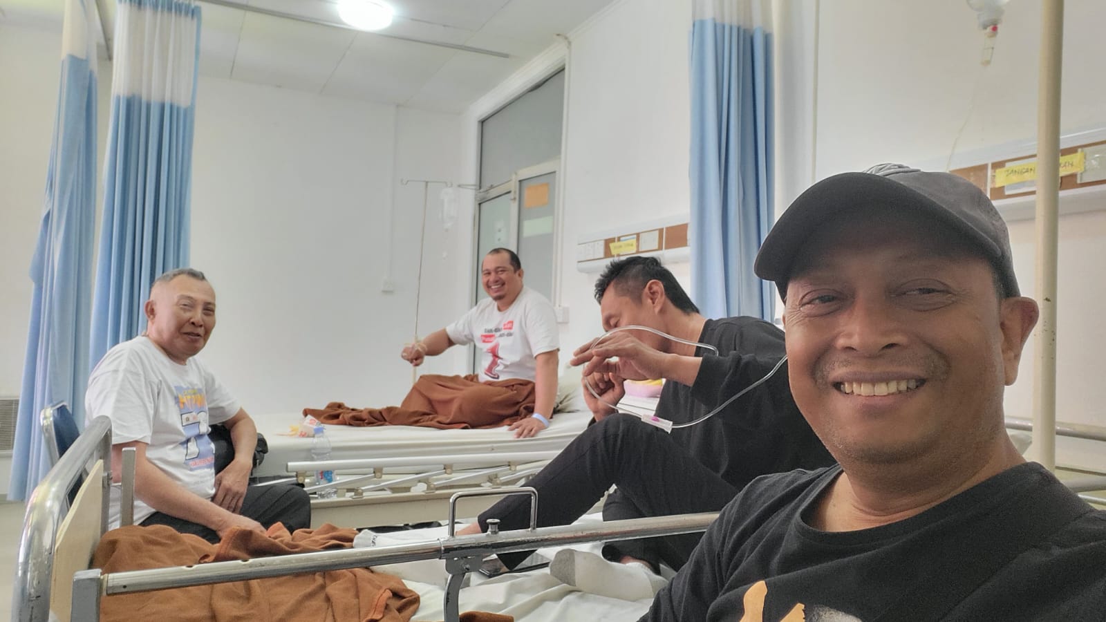 Ketua PWI Kepri Saibansah D (pakai topi) saat menjeguk Ketua PWI Batam dan anggota PWI Kepri yang jadi korban pengeroyokan.