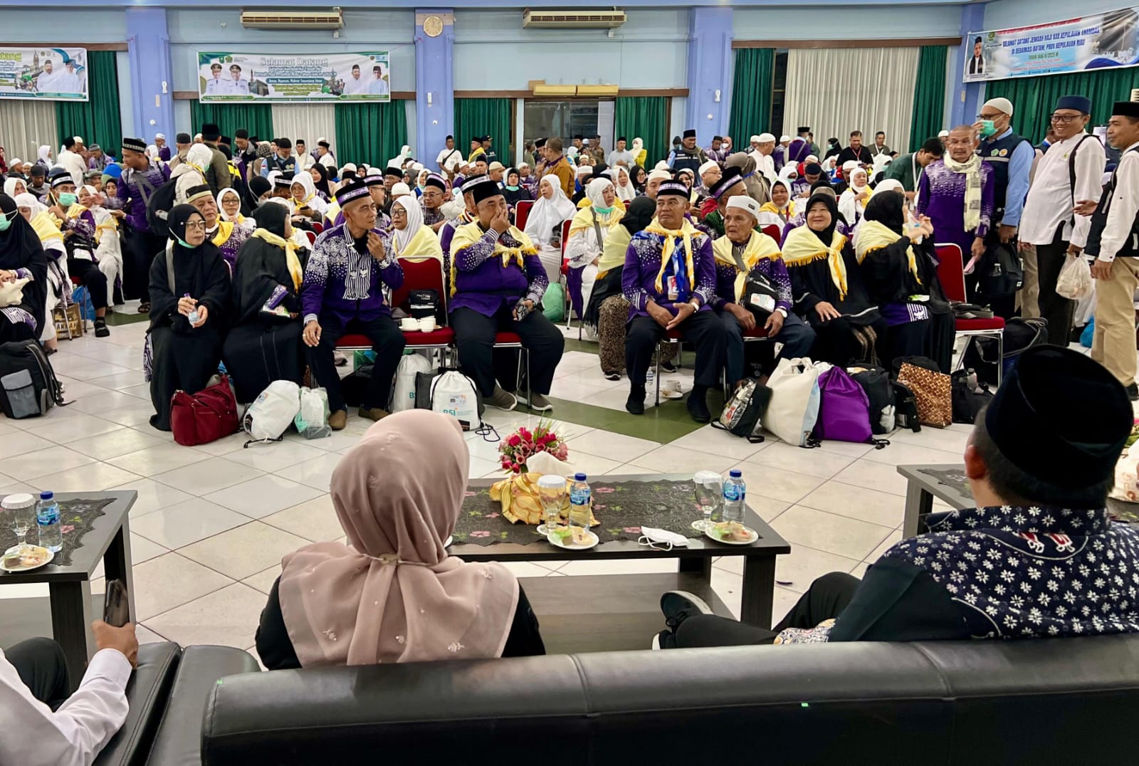 Kepulangan jemaah haji Bintan disambut Bupati Bintan, Roby Kurniawan di Asrama Haji Batam, Jumat (13/6/2025) malam.