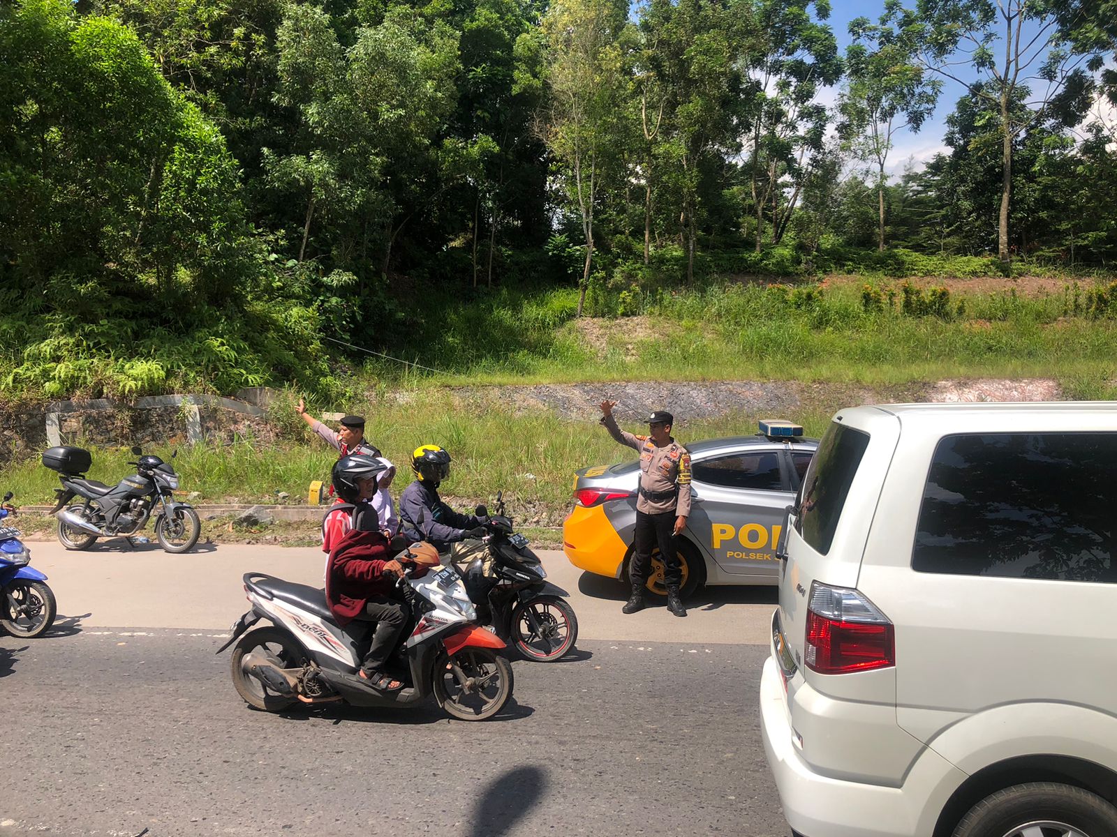 Polisi turun tangan mengevakuasi korban dan mengatur arus lalu lintas yang sempat tersendat.