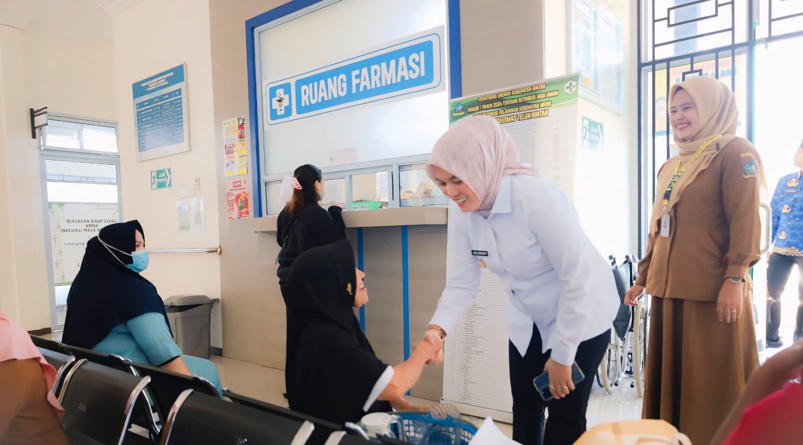 Wakil Bupati Bintan, Deby Maryanti menyapa masyarakat saat melakukan peninjauan pelayanan kesehatan masyarakat di Puskesmas Teluk Bintan, Selasa (17/6/2025).