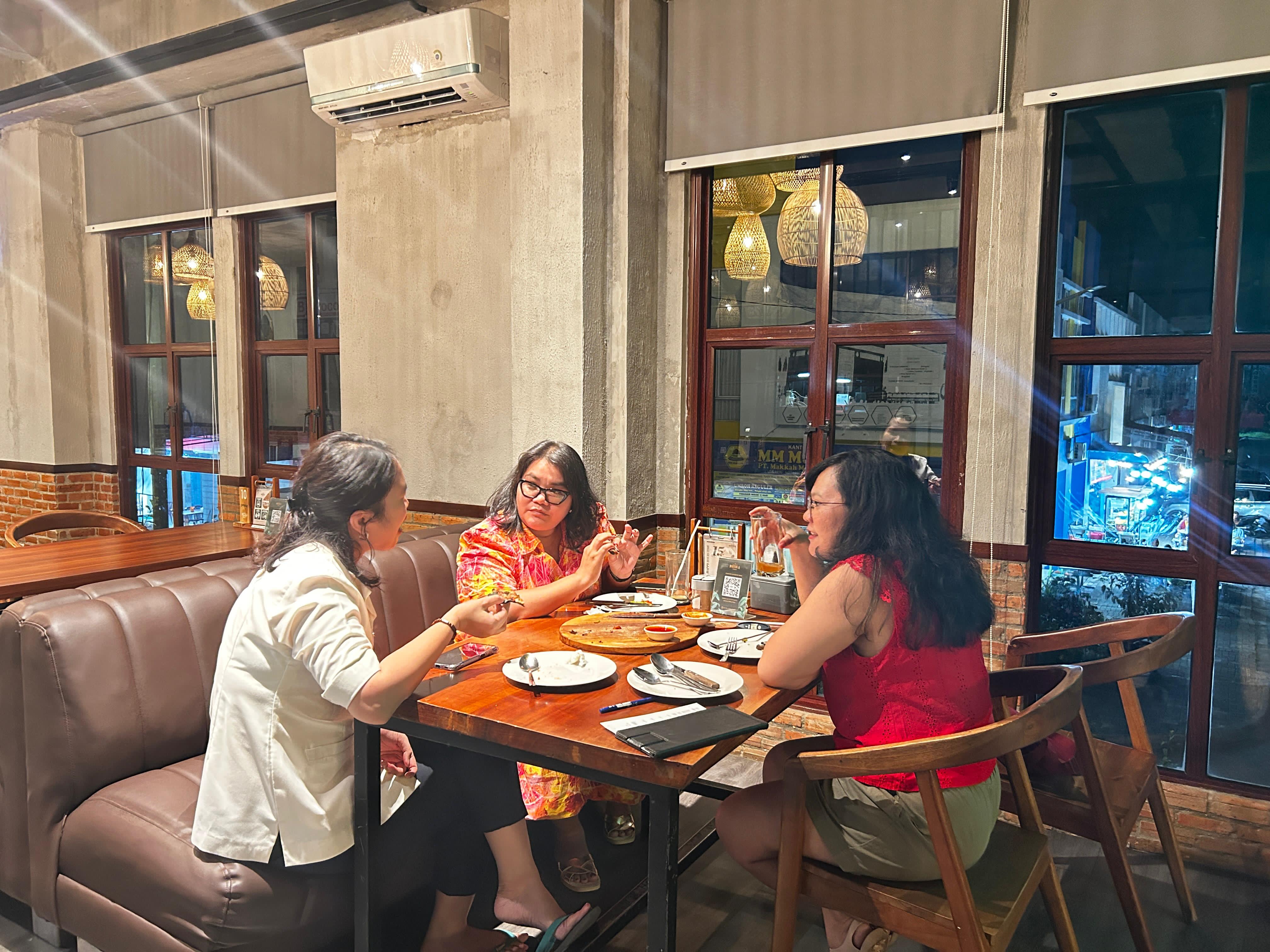 ILUSTRASI brunch bersama teman.