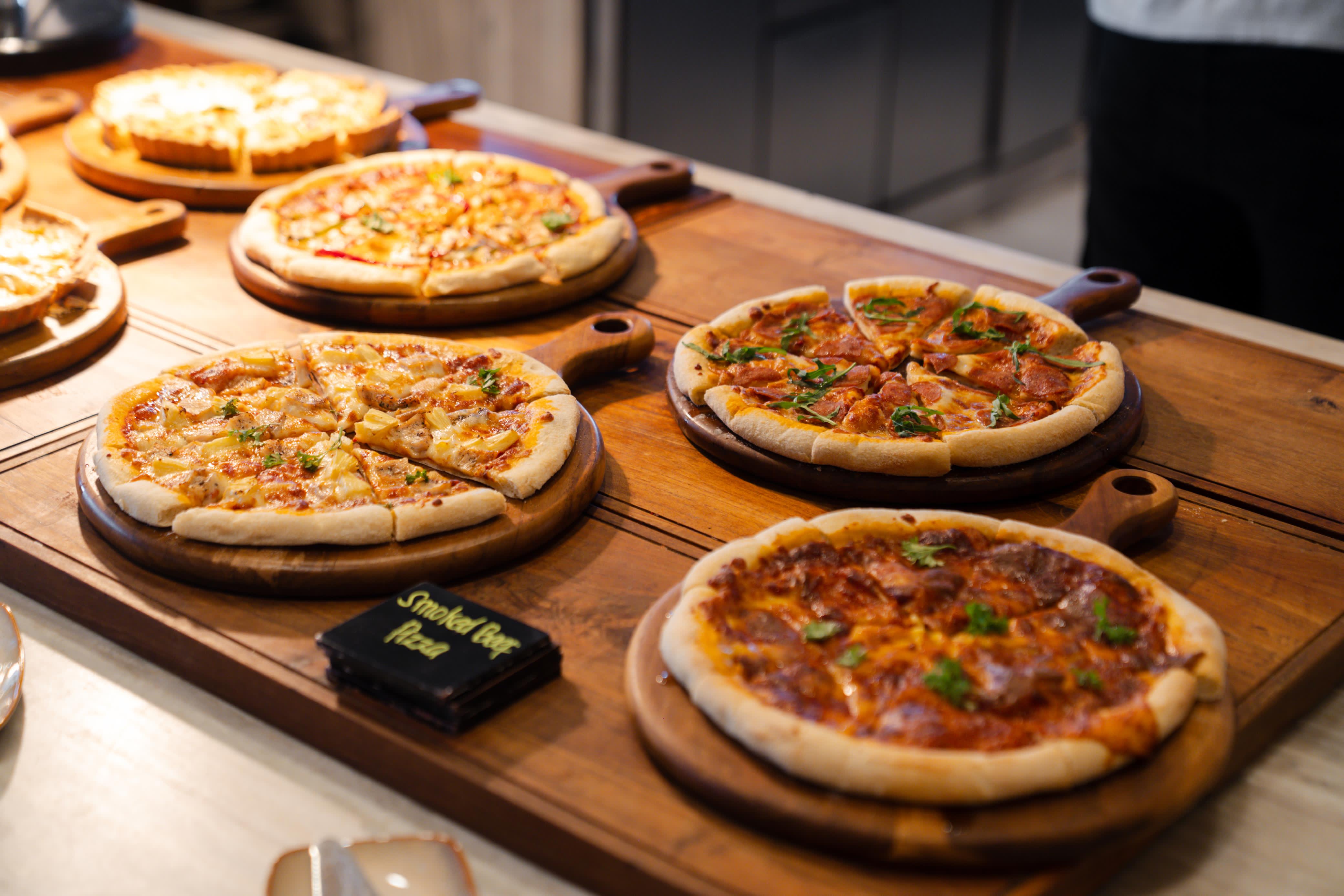 MENU pizza khas Italia akan tersaji saat Sunday Brunch di Batam Marriott Harbour Bay Hotel.