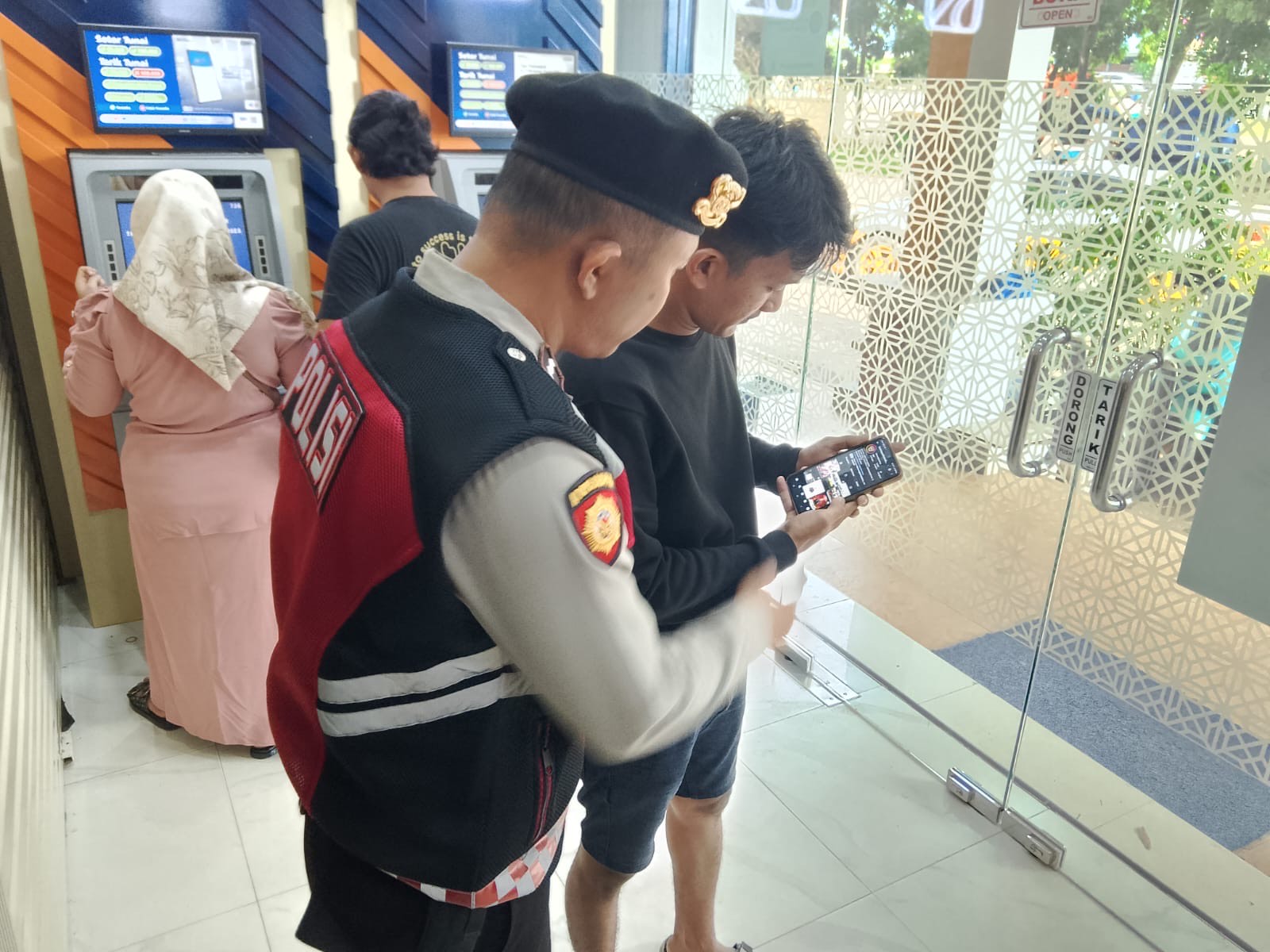 Polisi mensosilaisasikan layanan Call Center Polri 110 kepada warga.
