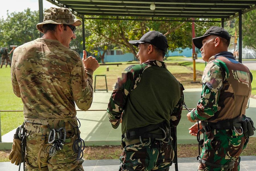 Satu personel USAF tampak berbincang dengan dua personel TNI saat fatihan bersama di Medan, Sumut, kemarin.