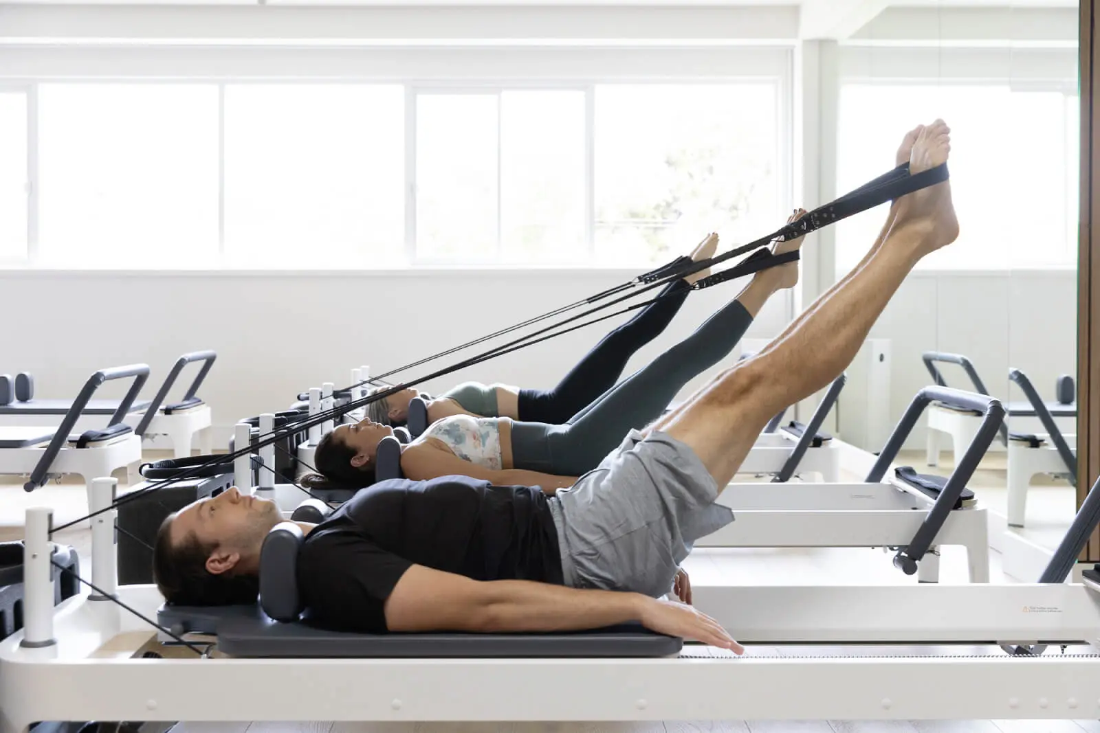 ILUSTRASI gerakan dasar pilates.