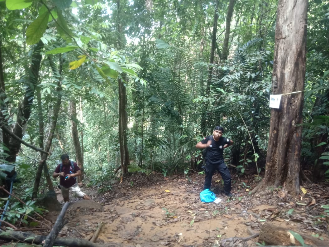 Orari Lokal Bintan memastikan lintasan yang akan dilalui peserta telah siap untuk Orari Adventure Team ke Gunung Bintan 2025 pada Minggu (22/6/2025).