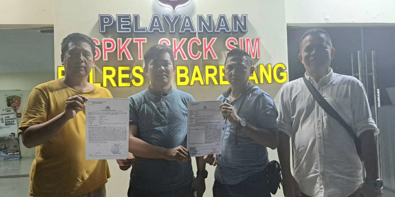 PWI Kota Batam saat melaporkan dugaan tindak pidana pengeroyokan terhadap Ketua PWI Batam, M Khafi Ashary, ke Polresta Barelang.