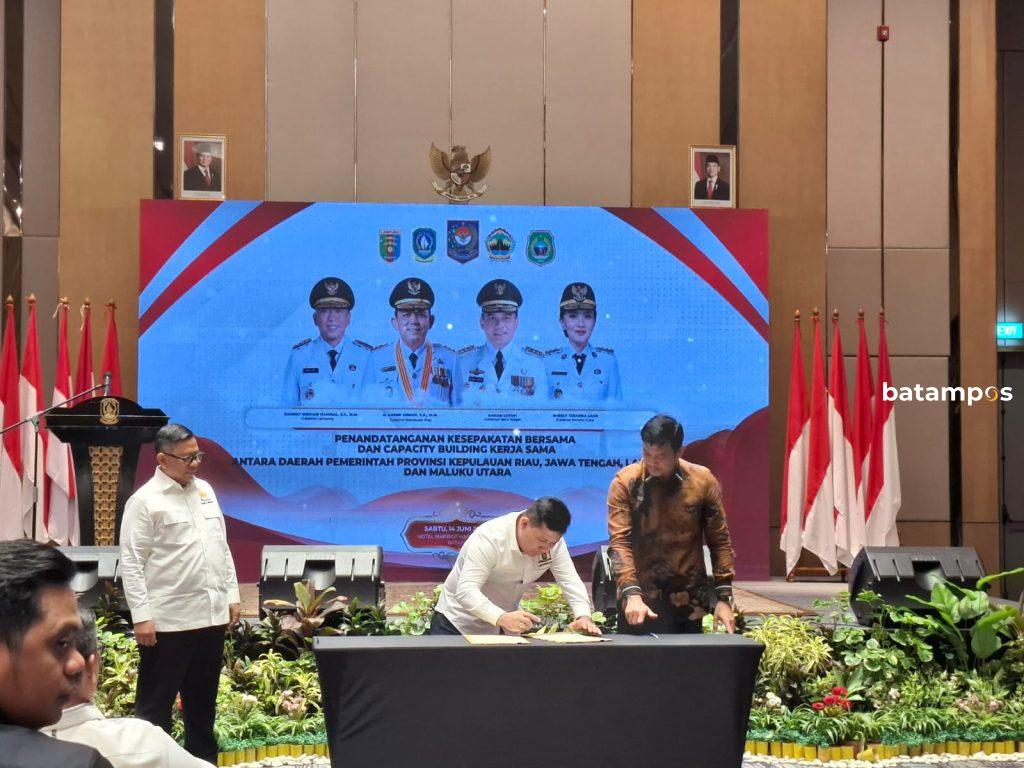 Ketum Kadin Kepri diwakili oleh Wakil Ketua Umum Bidang Investasi dan Properti Kamar Dagang dan Industri (Kadin) Kepulauan Riau, Nasir Hutabarat menandatangani nota kesepahaman dengan 4 Provinsi.