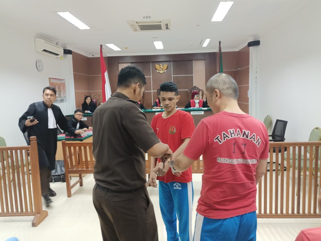 Dua terdakwa kasus narkotika, Iwan alias Andi alias Koko dan Dedi Azhadhi Az, dalam sidang pembacaan putusan yang digelar Kamis (19/6).