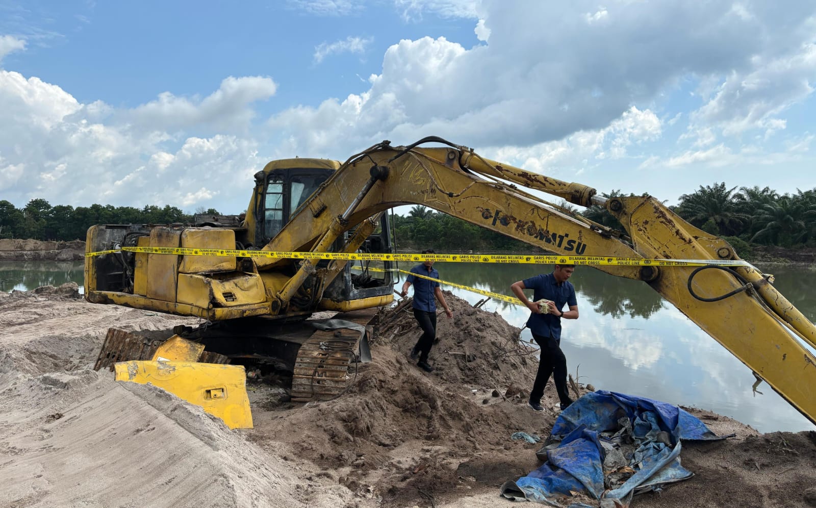 Alat berat ekskavator ditemukan saat razia tambang pasir ilegal di Bintan, Jumat (20/6/2025).