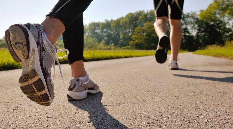 ILUSTRASI. Pemilihan sepatu jogging yang tepat memiliki peranan besar dalam memberikan manfaat bagi kesehatan.