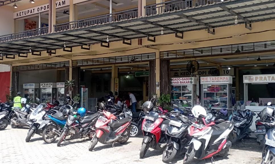 Parkiran tempat lokasi kejadian pencurian sepeda motor di kawasan batu 10 Tanjungpinang, Minggu (22/6).