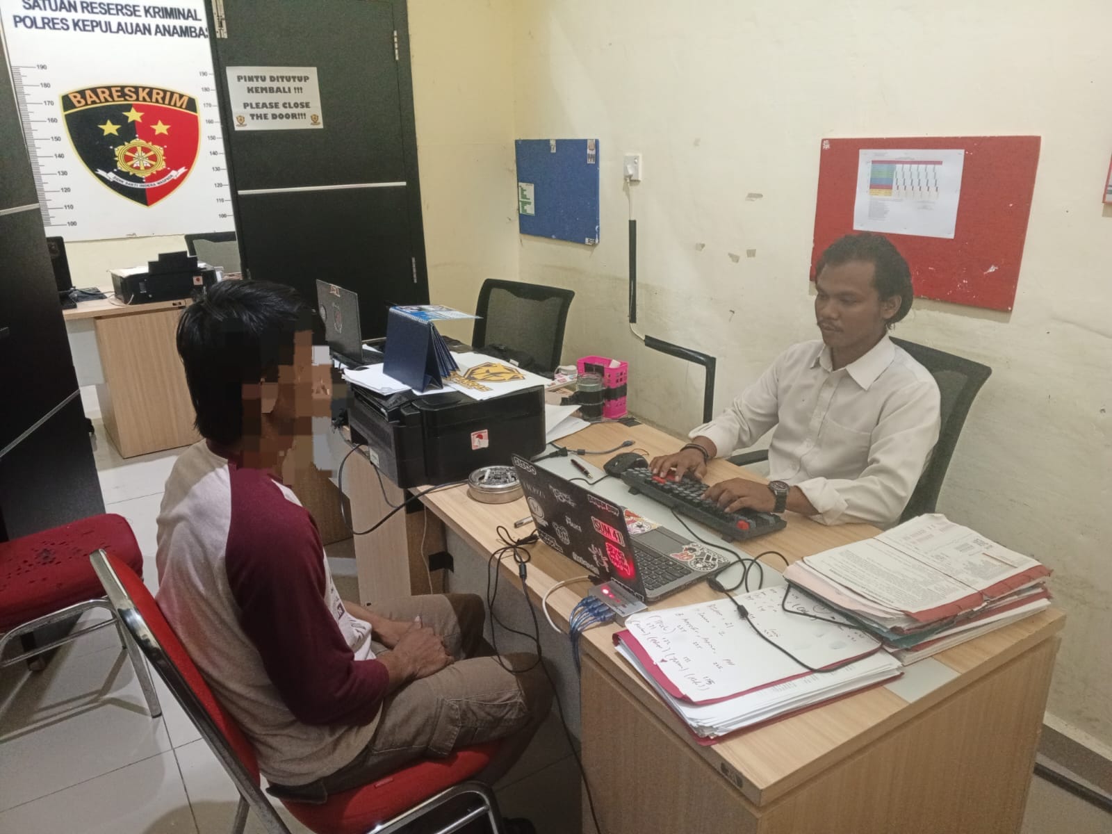 Pelaku pencurian peralatan bagan, DF saat diperiksa penyidik Satreskrim Polres Anambas.