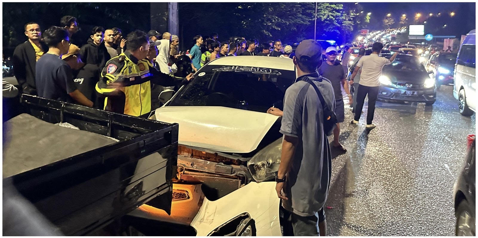 Kecelakaan beruntun terjadi di Jalan Gajah Mada atau tepatnya di Tiban Kampung, Sekupang, Sabtu (21/6) malam.