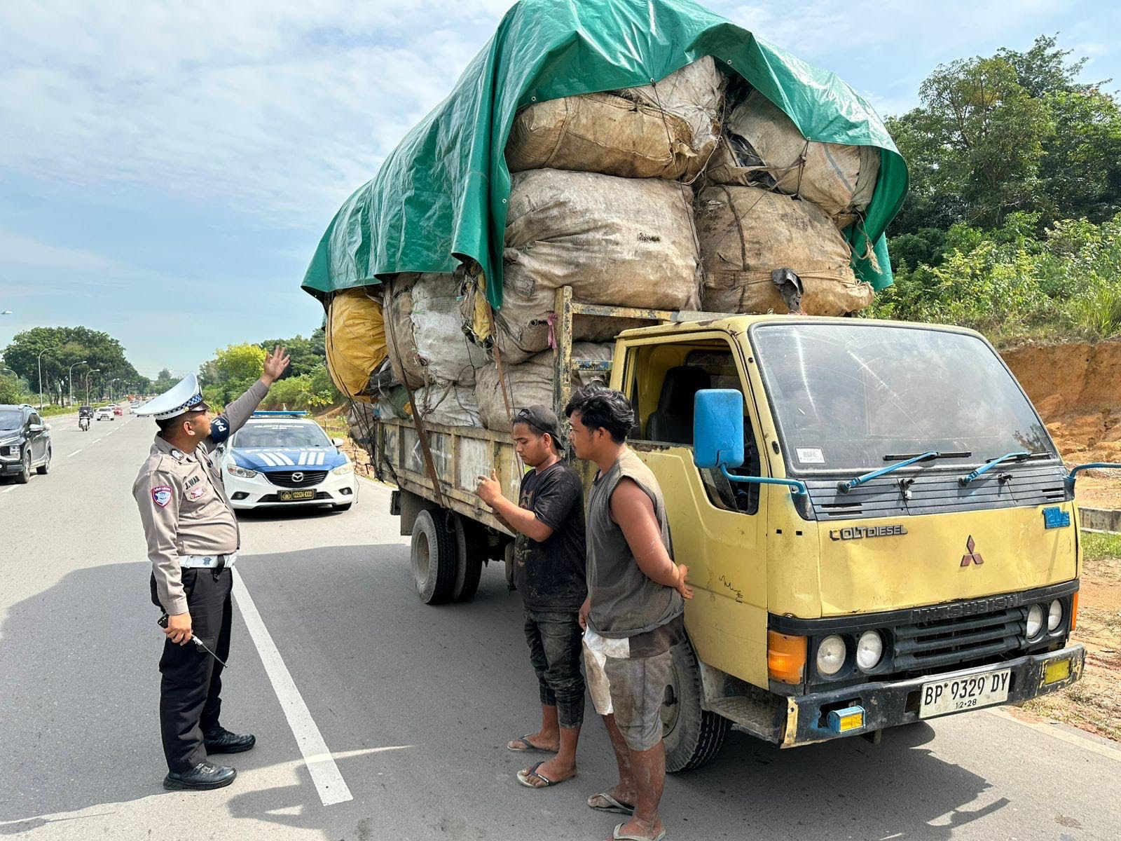 Personel Satlantas Polresta Barelang menindak truk yang bermuatan lebih. F.Afid untuk Batam Pos