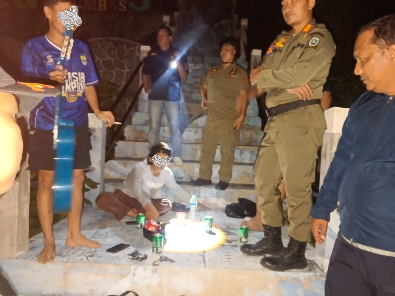 Petugas Satpol PP saat mendapati sekelompok remaja di Pelabuhan Tarempa.